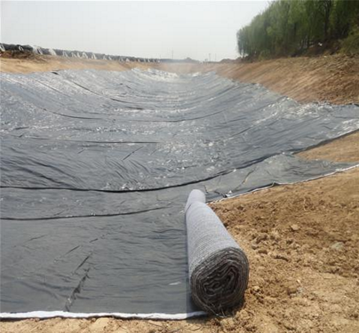覆膜納基膨潤土防水毯人工湖施工實景